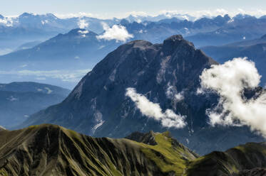 Österreich, Tirol, Blick auf Wolken, die über den Gipfeln des Wettersteingebirges schweben - THAF02902