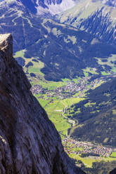 Österreich, Tirol, Ehrwald, Alpenstadt im Wettersteingebirge im Sommer - THAF02903