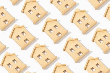 Pattern of Wooden Haus Modell auf weißem Hintergrund. Immobilien-Konzept Hintergrund - ADSF16385