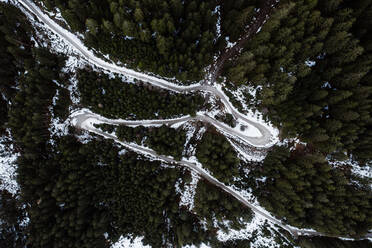 Drone Blick auf erstaunliche Landschaft von immergrünen Wäldern mit gefrorenen Fluss im Winter - ADSF16440