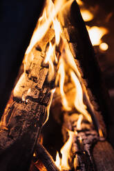 Von oben Campingkamin mit brennendem Brennholz in verschneiten Wintertag - ADSF16450