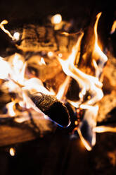 Von oben Campingkamin mit brennendem Brennholz in verschneiten Wintertag - ADSF16451