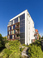 Germany, Baden-Wurttemberg, Tubingen, Modern energy efficient apartment buildings in Muhlenviertel suburb - WDF06298