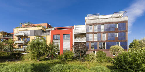 Deutschland, Baden-Württemberg, Tubingen, Panorama moderner energieeffizienter Mehrfamilienhäuser im Mühlenviertel - WDF06300