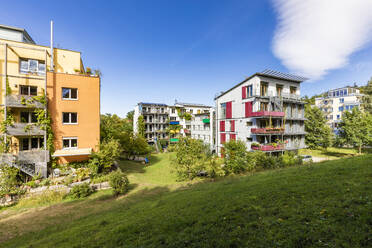 Deutschland, Baden-Württemberg, Tübingen, Moderne Mehrfamilienhäuser im Franzosischen Viertel im Frühling - WDF06302