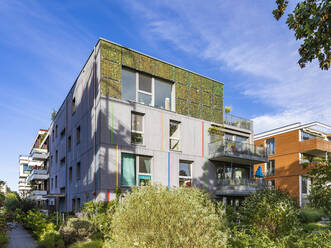 Germany, Baden-Wurttemberg, Tubingen, Modern energy efficient apartment buildings in Lustnau quarter - WDF06304