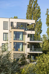 Germany, Baden-Wurttemberg, Tubingen, Modern energy efficient apartment building in Lustnau quarter - WDF06308