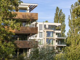 Germany, Baden-Wurttemberg, Tubingen, Modern energy efficient apartment buildings in Lustnau quarter - WDF06309