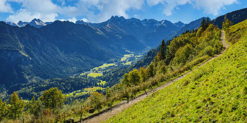 Panoramablick auf das Stillachtal in den Allgäuer Alpen im Herbst - WGF01365