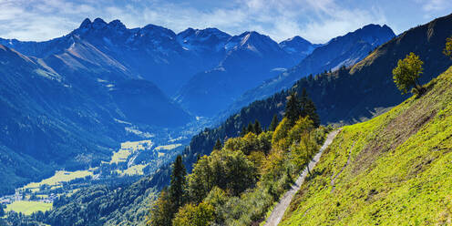 Panoramablick auf das Stillachtal in den Allgäuer Alpen im Herbst - WGF01366