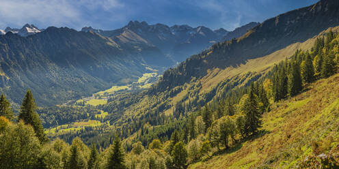 Panoramablick auf das Stillachtal in den Allgäuer Alpen im Herbst - WGF01367