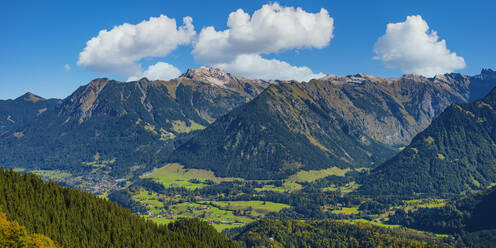 Panoramablick auf das Stillachtal in den Allgäuer Alpen im Herbst - WGF01368