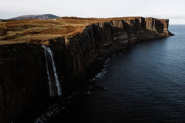 Herrliche Landschaft mit rauen Klippen und Wasserfall in der Nähe des ruhigen Meeres in den schottischen Highlands - ADSF16480