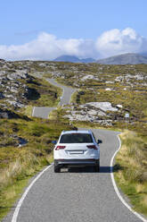 UK, Schottland, Auto auf der Golden Road an der Südostküste der Isle of Harris - ELF02241