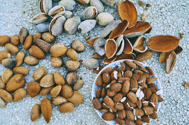 Peeled and whole almonds - KIJF03333