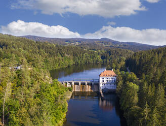 Drohnenansicht des Wasserkraftwerks am Hollensteinsee und des umliegenden Waldes im Sommer - SIEF10063