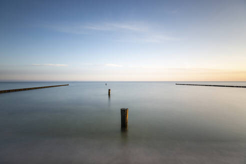 Groyne an der Ostseeküste in der Morgendämmerung - ASCF01514