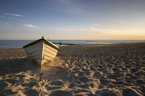 Boot in der Morgendämmerung am Sandstrand liegen gelassen - ASCF01518