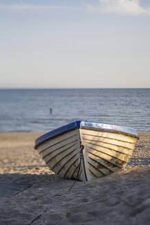 Boot in der Morgendämmerung am Sandstrand liegen gelassen - ASCF01521