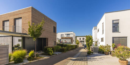 Germany, Baden-Wurttemberg, Esslingen, Energy efficient houses in modern suburb - WDF06312