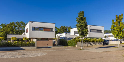 Deutschland, Baden-Württemberg, Esslingen, Energieeffiziente Häuser in einem modernen Vorort - WDF06315