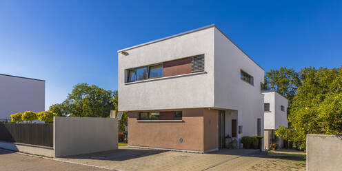 Deutschland, Baden-Württemberg, Esslingen, Energieeffizientes Haus in modernem Vorort - WDF06316