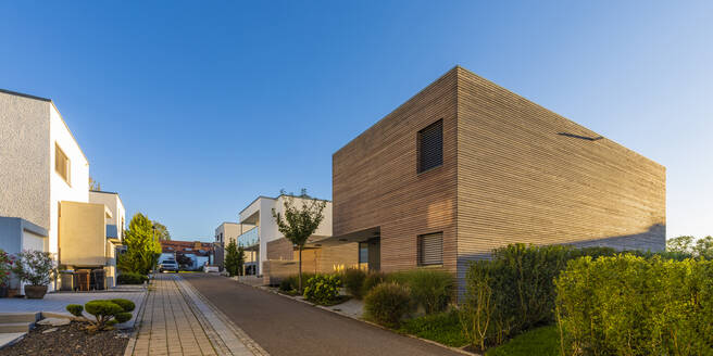 Germany, Baden-Wurttemberg, Esslingen, Energy efficient houses in modern suburb - WDF06318