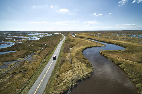 USA, Maryland, Drohnenansicht einer Straße, die sich über Sümpfe entlang des Nanticoke River an der Ostküste erstreckt - BCDF00444
