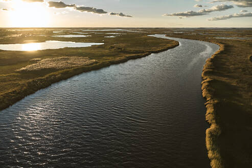 USA, Maryland, Drohnenansicht des Sumpfes entlang des Blackwater River bei Sonnenuntergang - BCDF00451