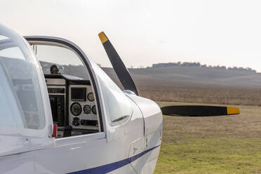 Gelandetes Flugzeug auf dem Flugplatz - EIF00199