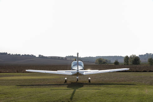 Flugzeug auf dem Flugplatz an einem sonnigen Tag - EIF00200