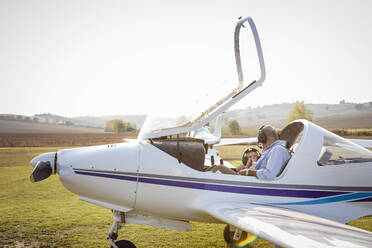 Enkel und Großvater machen sich bereit, ein Flugzeug auf dem Flugplatz zu starten - EIF00207