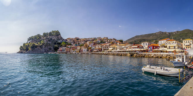 Griechenland, Preveza, Parga, Panorama des Ferienortes an der Ionischen Küste im Sommer - MAMF01316
