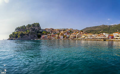 Griechenland, Preveza, Parga, Ferienort an der Ionischen Küste im Sommer - MAMF01317