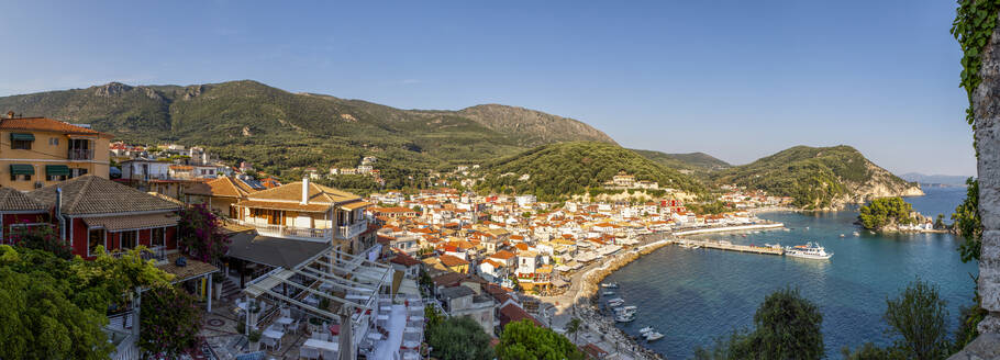 Griechenland, Preveza, Parga, Panorama des Ferienortes an der Ionischen Küste im Sommer - MAMF01319