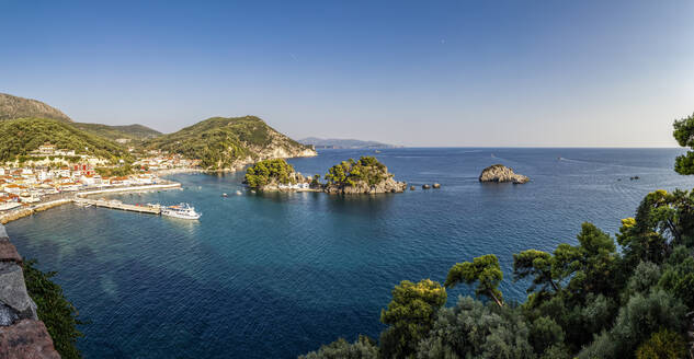 Griechenland, Preveza, Parga, Panorama des Ferienortes an der Ionischen Küste im Sommer - MAMF01320