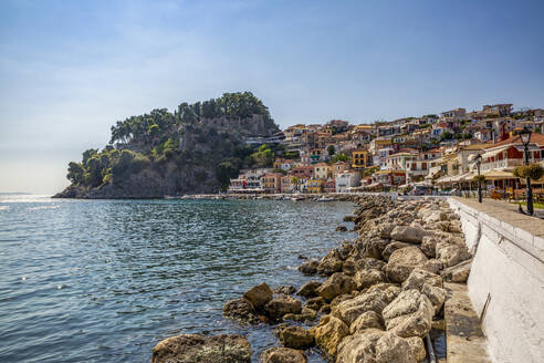 Griechenland, Preveza, Parga, Ferienort an der Ionischen Küste im Sommer - MAMF01322