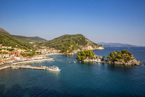 Griechenland, Preveza, Parga, Ferienort an der Ionischen Küste im Sommer - MAMF01324