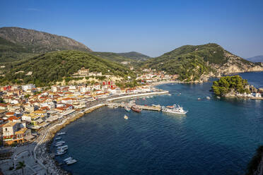 Griechenland, Preveza, Parga, Ferienort an der Ionischen Küste im Sommer - MAMF01326