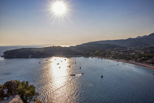 Griechenland, Preveza, Parga, Sonnenschein über der Stadt an der Ionischen Küste im Sommer - MAMF01330