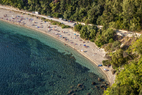 Griechenland, Preveza, Parga, Menschen entspannen sich am Valtos Strand im Sommer - MAMF01331