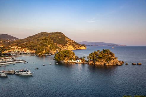 Griechenland, Preveza, Parga, Panagia-Kapelle in der Abenddämmerung - MAMF01333