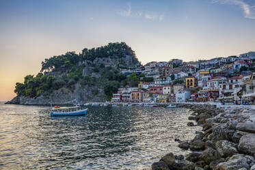 Griechenland, Preveza, Parga, Ferienort an der Ionischen Küste in der Abenddämmerung - MAMF01334