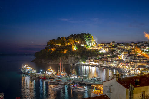 Griechenland, Preveza, Parga, Beleuchteter Yachthafen eines Ferienortes an der Ionischen Küste bei Sommernacht - MAMF01335