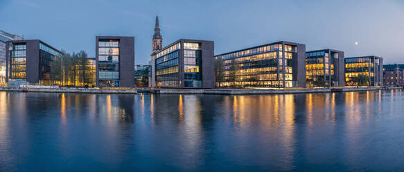 Dänemark, Kopenhagen, Panorama des Viertels Christianshavn am Wasser in der Abenddämmerung - HAMF00708