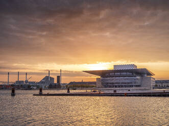 Dänemark, Kopenhagen, Kopenhagener Opernhaus bei Sonnenuntergang - HAMF00709