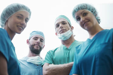 Selbstbewusste Chirurginnen und Chirurgen im Krankenhaus - AJOF00203