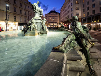 Österreich, Wien, Donnerbrunnen bei Nacht - AMF08543