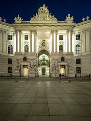 Österreich, Wien, Eingangstor der Hofburg bei Nacht - AMF08547