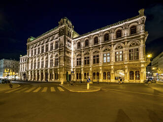 Österreich, Wien, Straße vor der Wiener Staatsoper bei Nacht - AMF08548